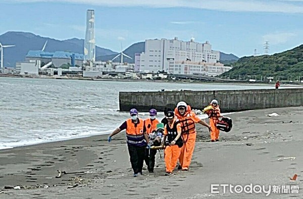 ▲桃園市蘆竹區濱海遊憩區18日驚傳戴姓男子落水意外，海巡署人員打撈上岸後送醫急救。（圖／記者沈繼昌翻攝）