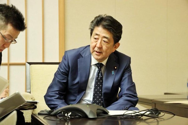 日本首相安倍晉三疑似因為過勞，身體健康亮紅燈。（翻攝自首相官邸粉絲專頁）