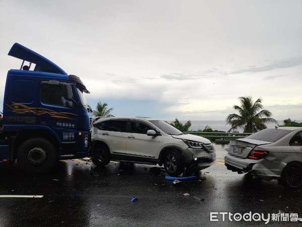 ▲4車連環撞，1名傷者送醫。（圖／記者楊漢聲翻攝）