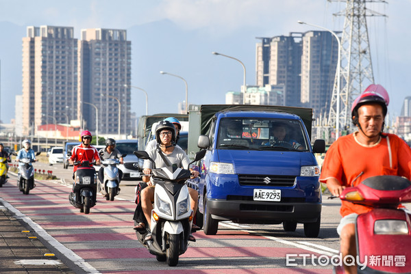 ▲▼汽機車分流,交通,路權,機慢車優先道,汽車,馬路,汽燃費,汽機車燃料費,機車族,通勤,空氣污染,空汙,pm2.5,移動污染源,安全帽。（圖／記者李毓康攝）