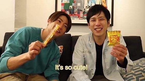 日本天團「嵐」成員在Youtube頻道上介紹台灣零食。（翻攝嵐 Youtube）