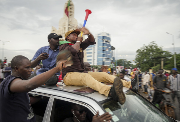 ▲馬利爆發軍事政變，士兵拘捕總統凱塔（Ibrahim Boubacar Keita）、總理西塞（Boubou Cissé）。民眾走上街頭首都巴馬科（Bamako）慶祝。（圖／達志影像／美聯社）