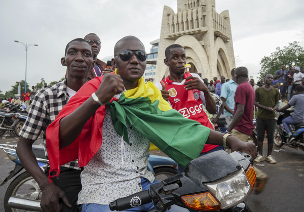 ▲馬利爆發軍事政變，士兵拘捕總統凱塔（Ibrahim Boubacar Keita）、總理西塞（Boubou Cissé）。民眾走上街頭首都巴馬科（Bamako）慶祝。（圖／達志影像／美聯社）