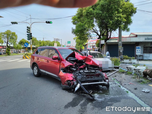 ▲屏東縣內埔美和技技大學校門口 19日早上發生車禍，4人受輕傷             。（圖／記者陳崑福翻攝）