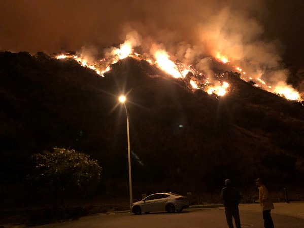 ▲▼加州大火延燒將進2千英畝。（圖／路透）