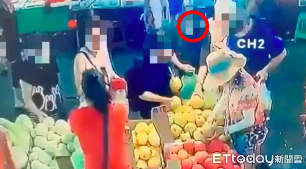 ▲▼61歲女扒手從宜蘭搭火車到板橋市場行竊，在水果攤假裝購物，偷走阿嬤8000元             。（圖／記者陳以昇翻攝）
