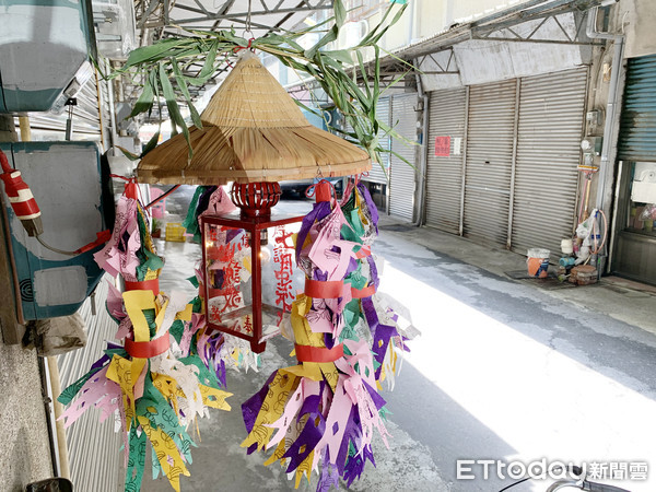 ▲北港老師傅魏幼謙現年95歲，仍堅持這項百年傳統，親手製作「普渡燈」。（圖／記者蔡佩旻攝）