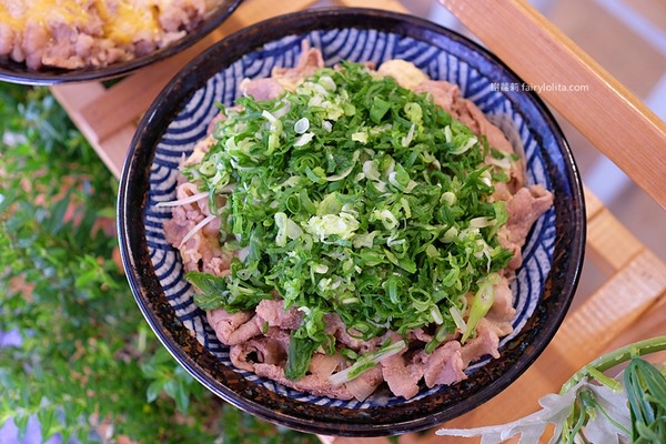 ▲▼初。丼飯日式丼飯。（圖／蹦啾＊謝蘿莉 La vie heureuse提供，以下皆同，請勿隨意翻拍以免侵權）