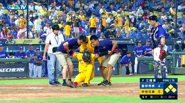 ▲張志豪傷退 。（圖／CPBL.TV）