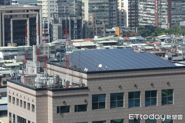 ▲▼大樓屋頂架設太陽能板。（圖／記者湯興漢攝）