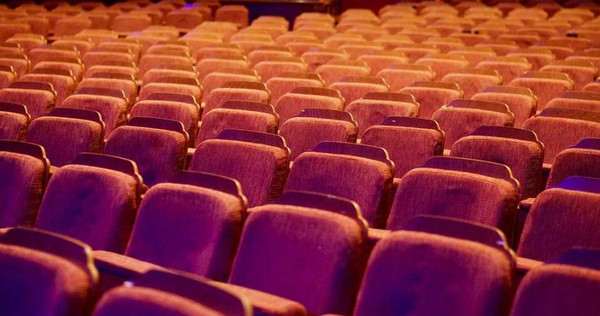 情侶愛在「不同地點大戰」，竟選電影院影廳前排座椅交合！（圖／Pixabay）