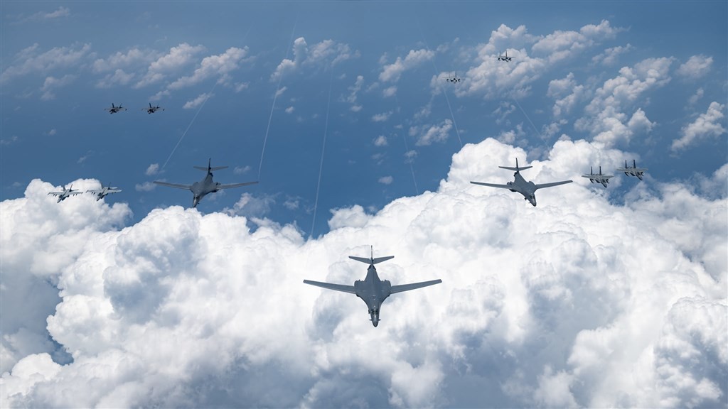▲▼航空自衛隊與美軍在東海與日本南西諸島周邊空域出動F-15轟炸機等39架軍機。（圖／翻攝自facebook@PACAF）