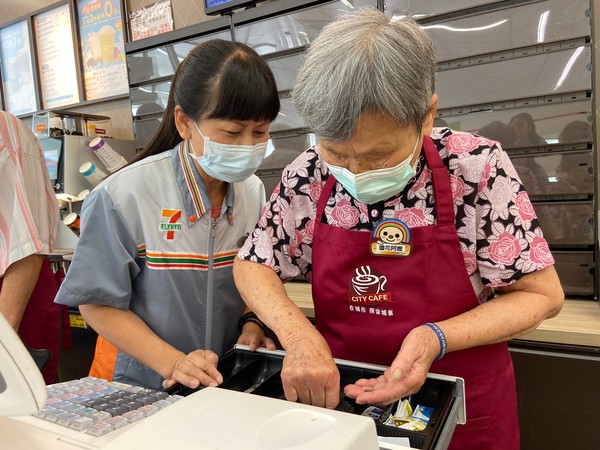 ▲▼高齡失智長者當店員！彰化首家7-ELEVEN「幾點了咖啡館」開幕。（圖／業者提供）