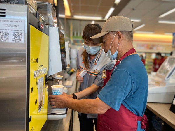 ▲▼高齡失智長者當店員！彰化首家7-ELEVEN「幾點了咖啡館」開幕。（圖／業者提供）