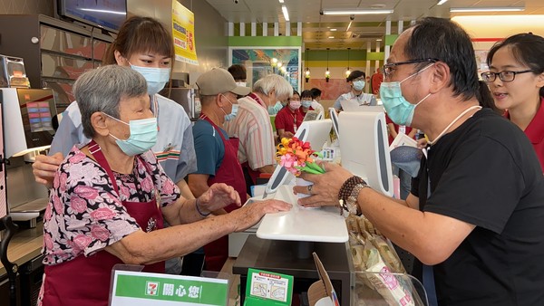 ▲▼高齡失智長者當店員！彰化首家7-ELEVEN「幾點了咖啡館」開幕。（圖／業者提供）