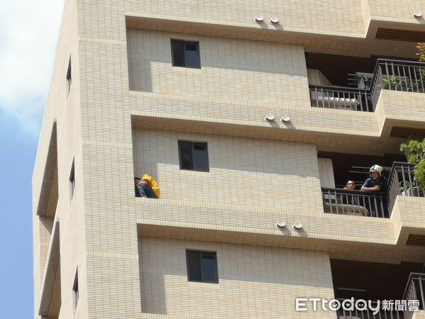 ▲▼台北市漢口街二段，一名男子蹲坐在10樓外牆。（圖／記者黃彥傑攝）