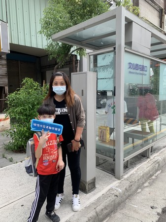 ▲台中市民帶著小孩搭公車或火車時合照上傳，就有機會中千元禮券。（圖／台中市政府提供）