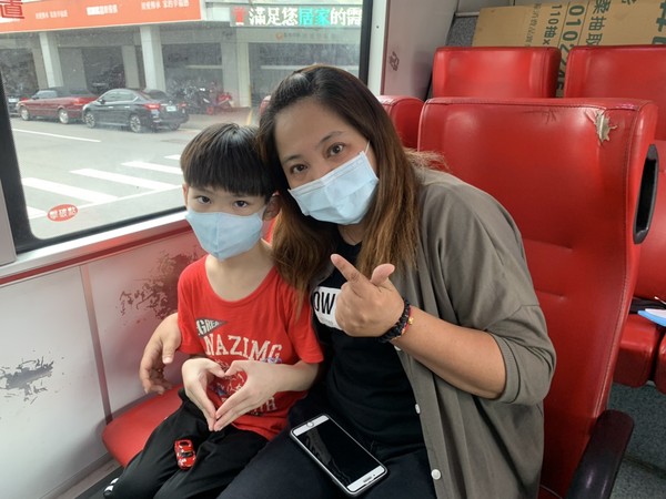 ▲台中市民帶著小孩搭公車或火車時合照上傳，就有機會中千元禮券。（圖／台中市政府提供）