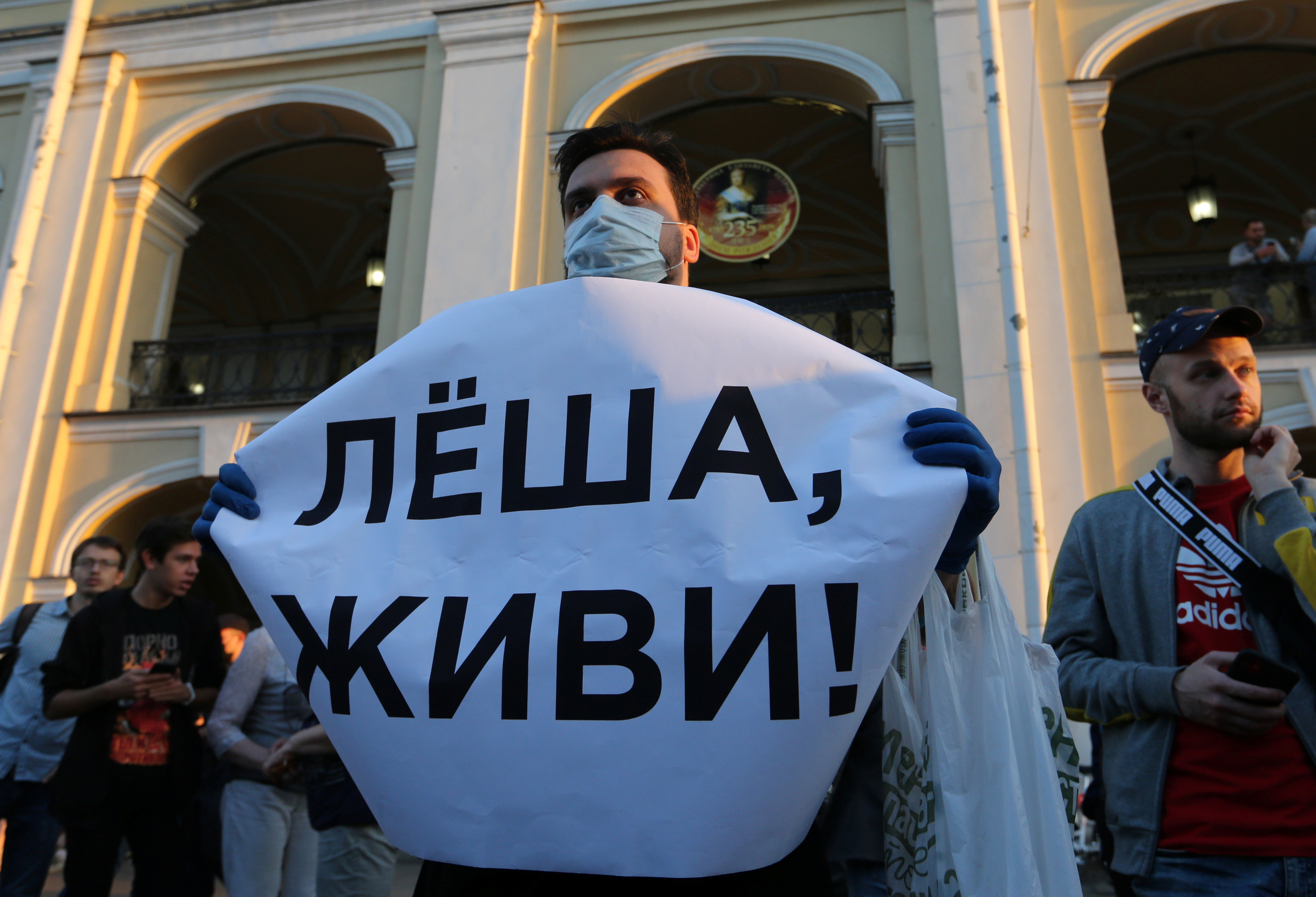 ▲▼俄國下毒疑雲，反對派領袖納瓦爾尼（Alexei Navalny）的支持者在匹茲堡前舉標語示威。（圖／路透）
