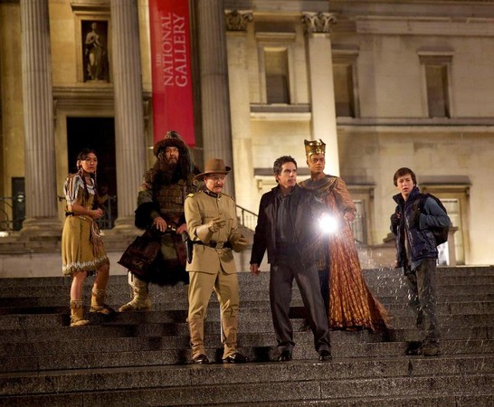 《博物館驚魂夜3》可以看到羅賓威廉斯（左三）、班史提勒（右三）與當時還沒走紅的奧斯卡影帝雷米馬利克（右二）。（福斯電影提供）