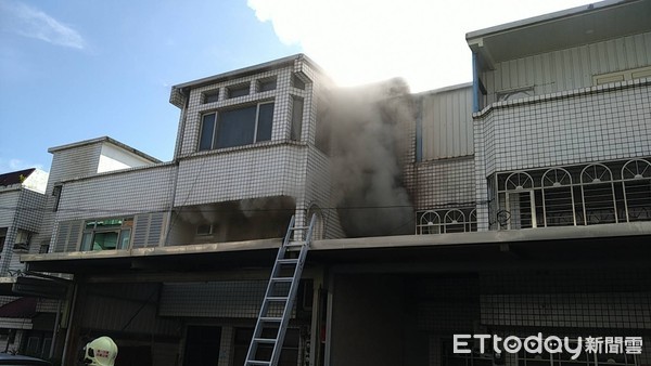 ▲▼宜蘭壯圍鄉一3樓透天民宅竄出濃煙火舌，一度有1人受困於2樓，警消架梯救人。（圖／記者游芳男翻攝，下同）