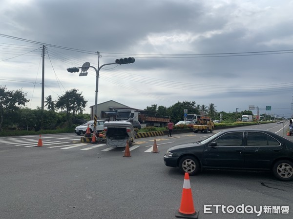 ▲屏東縣台一線與沿山公路附近19日下午發生自小客車自撞中央分割翻覆事故             。（圖／記者陳崑福翻攝）