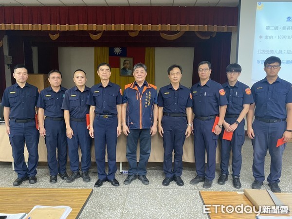 ▲屏東縣東港警分局於8月20日舉行8月份「聯合勤教」，屏東縣警察之友會東港辦事處主任陳佳德率同顧問團長陳永忠等人到場頒獎             。（圖／記者陳崑福翻攝）