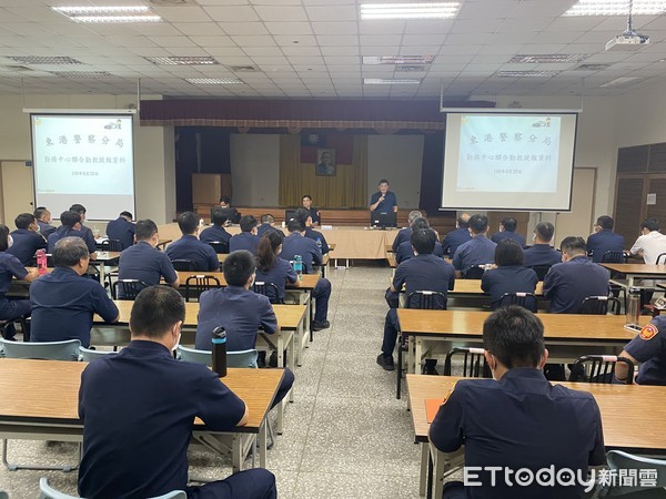 ▲屏東縣東港警分局於8月20日舉行8月份「聯合勤教」，屏東縣警察之友會東港辦事處主任陳佳德率同顧問團長陳永忠等人到場頒獎             。（圖／記者陳崑福翻攝）