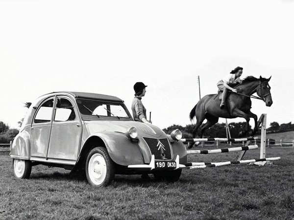 Citroën 2CV連帶衍生車型總共賣出了近九百萬輛，在當時是相當恐怖的成績。