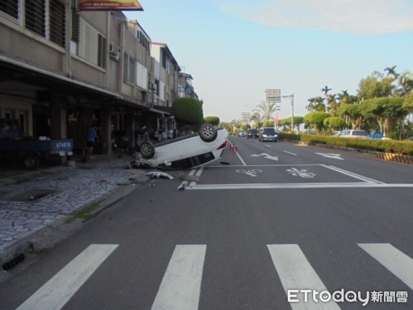 ▲白色小客車過彎失控，擦撞停靠路邊小客車後4輪朝天仰躺路上。（圖／鳯林分局提供，下同）