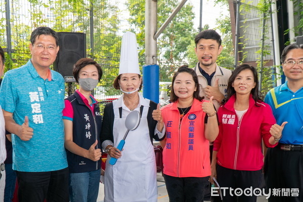 ▲▼宜蘭翻轉營養午餐新食代，21日宜蘭縣長林姿妙與團膳主廚打造特色佳餚。（圖／記者游芳男翻攝，下同）