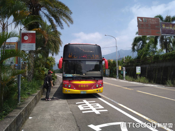 ▲整個公車站沒有可以遮風避雨躲太陽的地方，山區容易下午後雷雨，讓搭車等車民眾非常不方便。（圖／記者蔡佩旻翻攝）