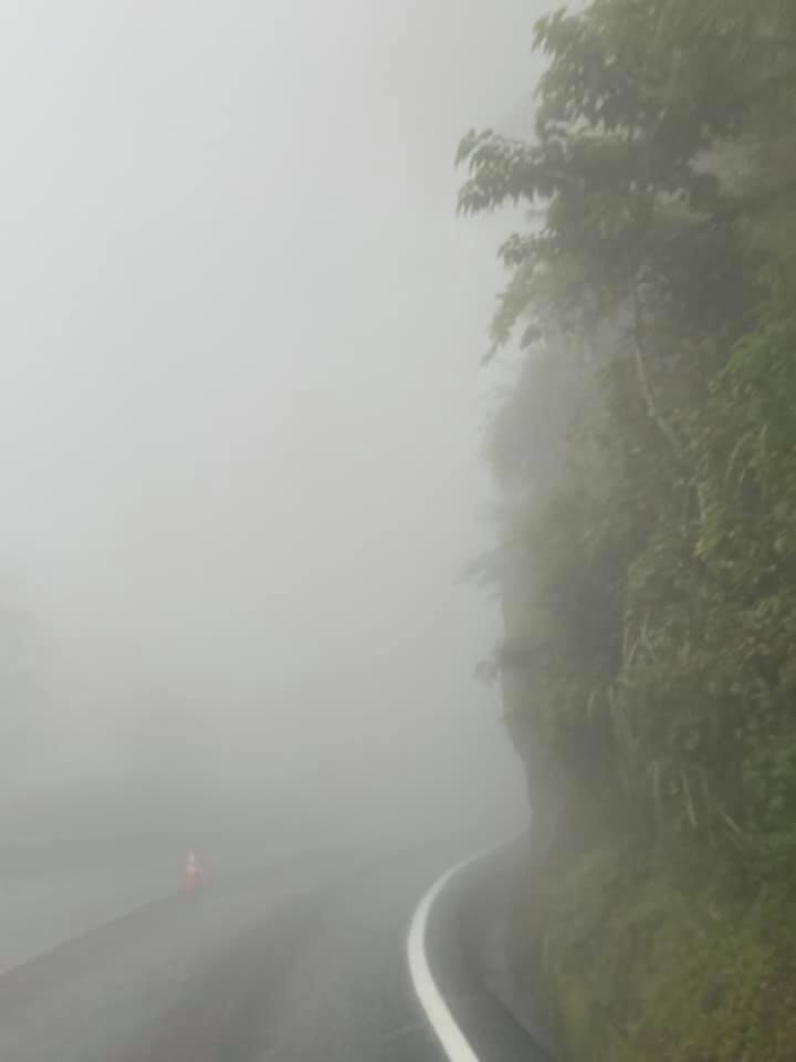 ▲▼阿里山突然起大霧，網友遇到熱心男子引領下山。（圖／翻攝爆廢公社）