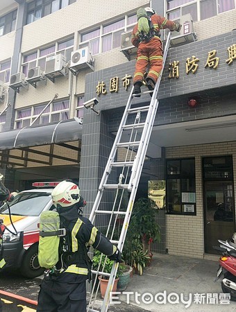 ▲桃園市消防局最近新增救災消防梯，這套美式消防梯操作輕便，兼具負重與安全特性。（圖／記者沈繼昌翻攝）