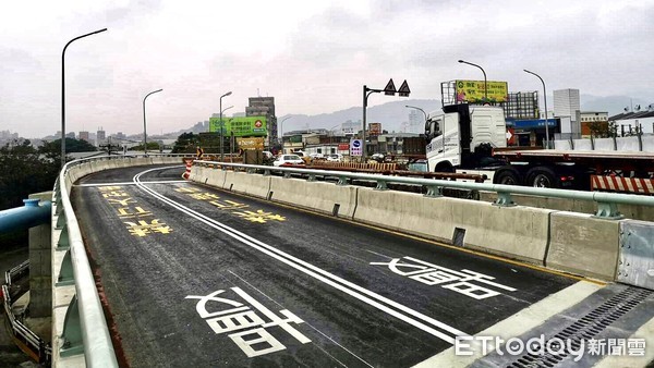 ▲ 新北三鶯大橋改建工程 速限30公里、外側車道禁行大型車。（圖／新北市交通局提供）