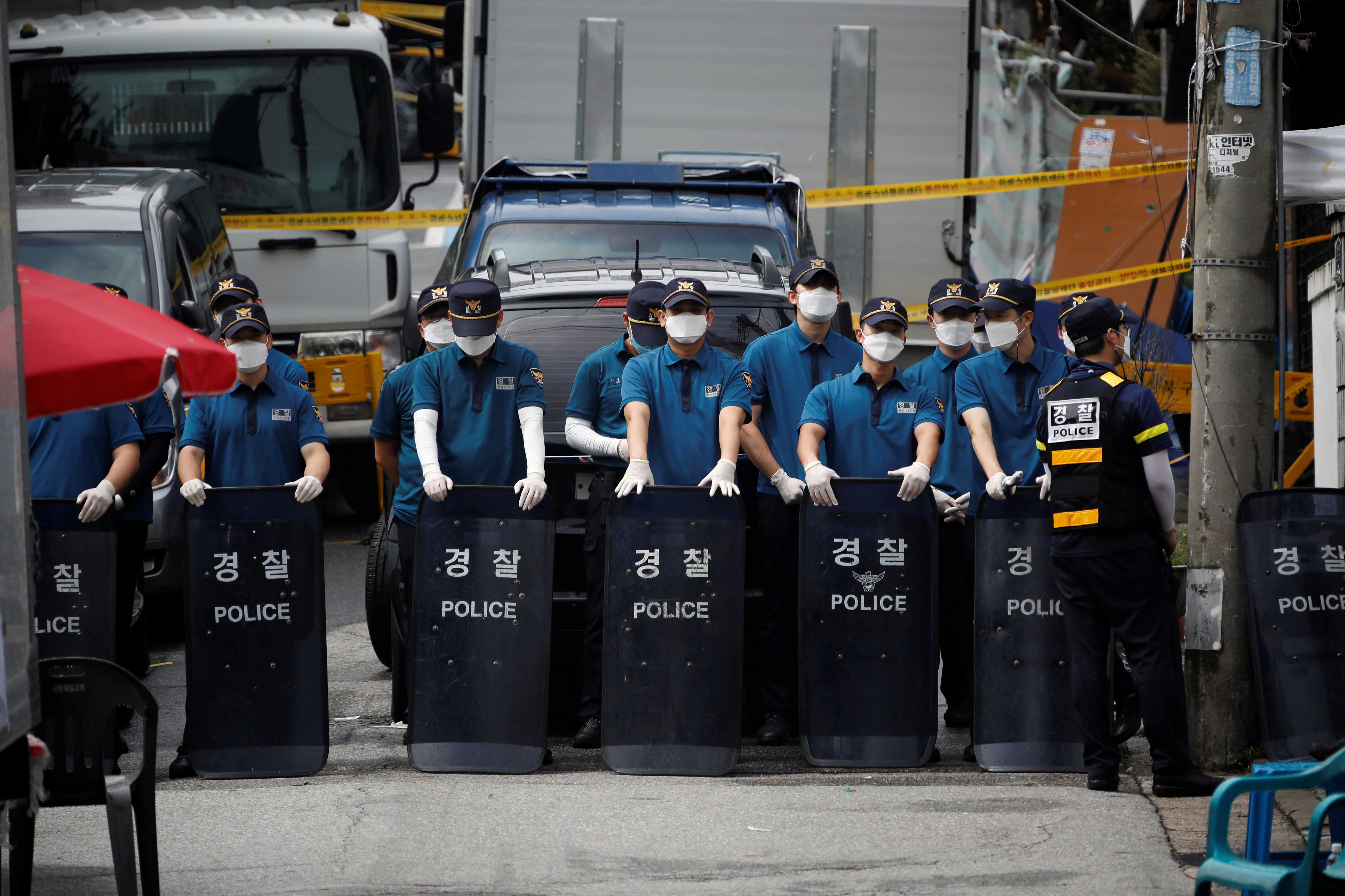 ▲▼首爾警方準備進入「愛第一教會」，執行搜索。（圖／路透社）