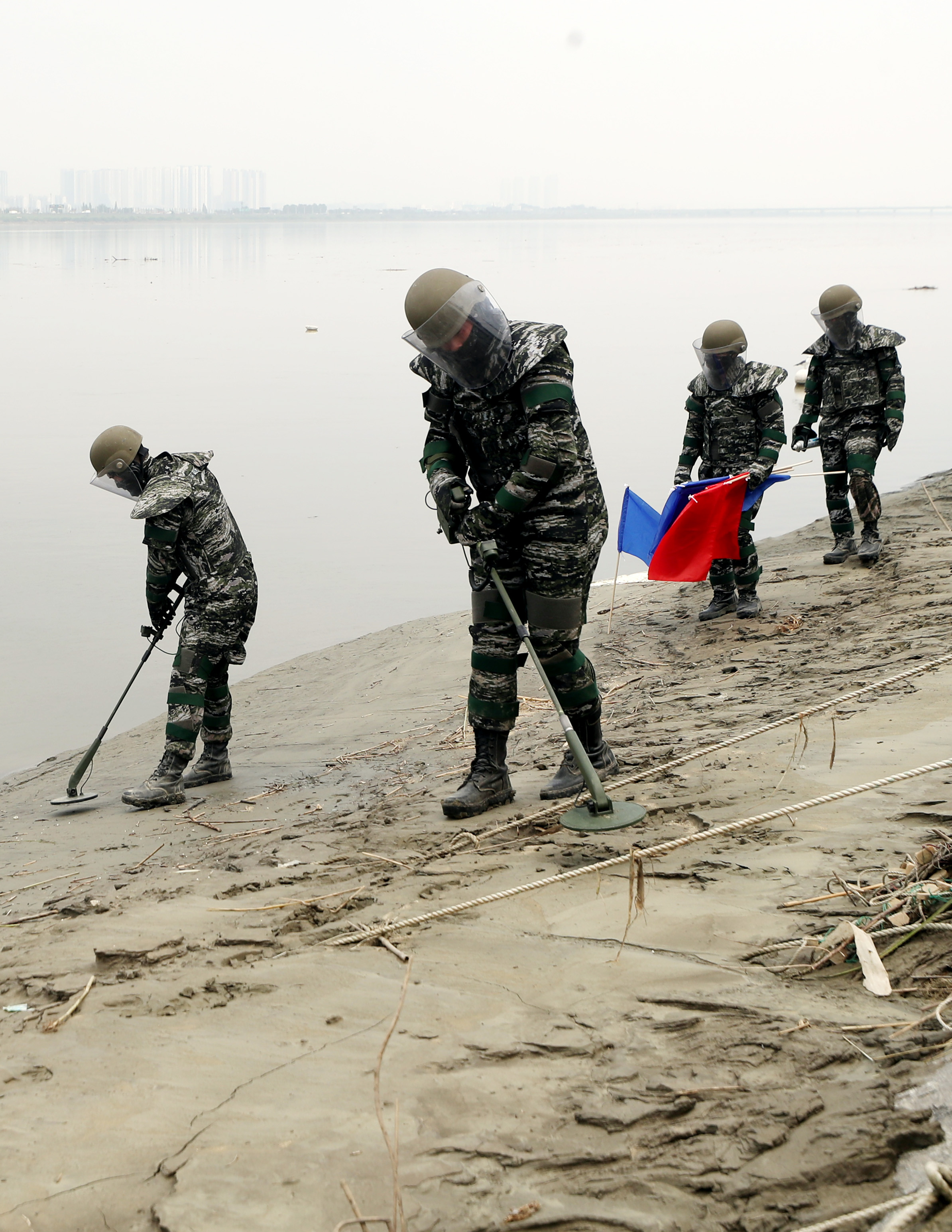▲▼南韓軍方利用金屬探測器，搜索被沖至漢江下游的地雷。（圖／達志影像）