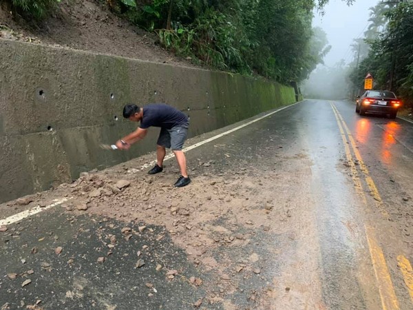 ▲男子冒大雨清除公路落石。（圖／翻攝嘉義市大小事）