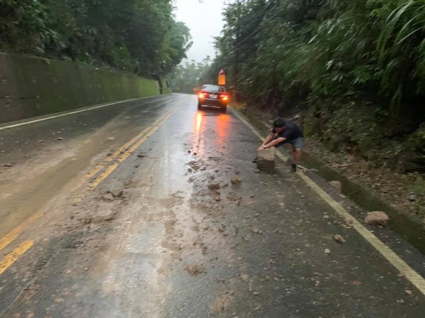 ▲男子冒大雨清除公路落石。（圖／翻攝嘉義市大小事）