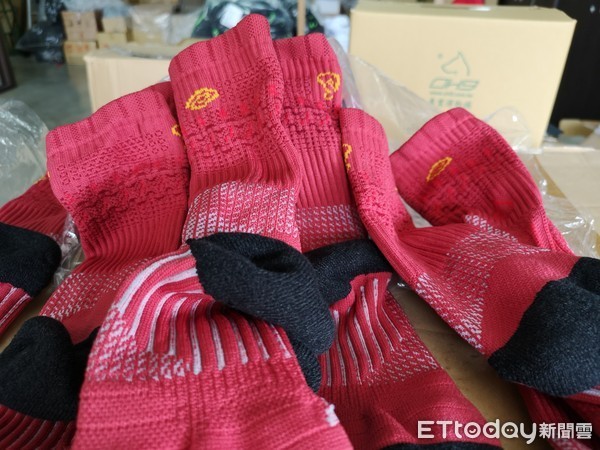 ▲李東林開發媽祖襪受到青睞。（圖／記者唐詠絮攝）