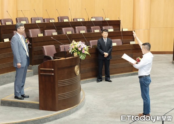 ▲桃園市無黨籍市議員段樹文今年6月24日宣誓就職，由桃園地院行政庭長張益銘（左）監誓下宣誓就職。（資料照／記者沈繼昌翻攝）