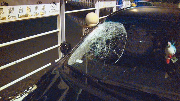 共犯林益田開車猛力撞擊死者，車輛擋風玻璃還破了一個大洞。（東森新聞提供）