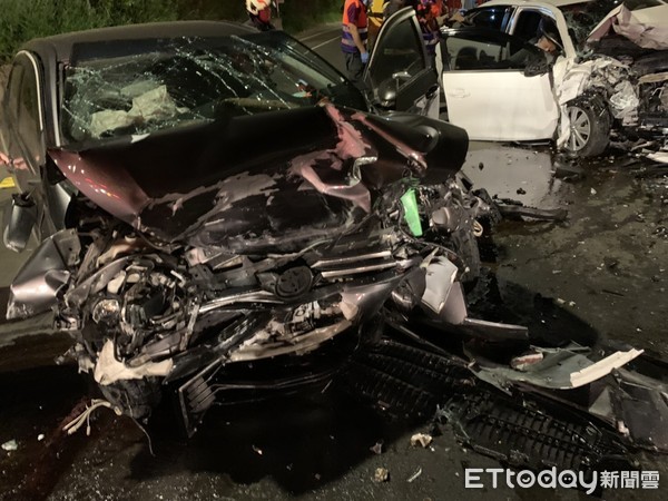 ▲桃園市平鎮區中興路21日深夜發生2輛轎車對撞事故，2車均嚴重毀損。（圖／記者沈繼昌翻攝）