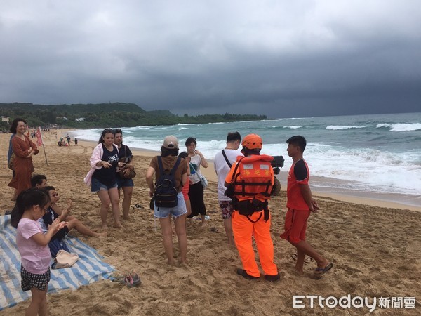 ▲海巡署第6岸巡隊人員在墾丁各海邊柔性勸離遊客遠離，確保安全             。（圖／記者陳崑福翻攝）