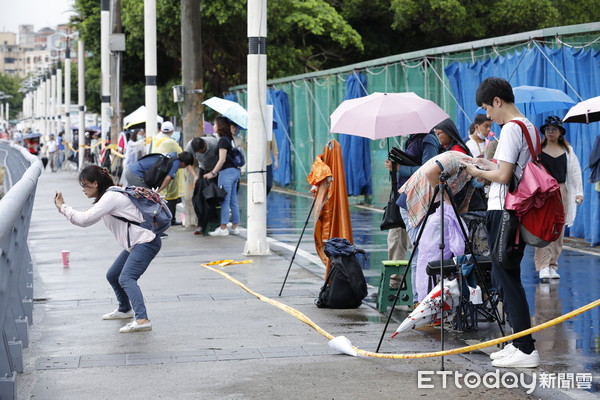 ▲▼2020大稻埕情節煙火秀因巴威颱風攪局而取消，施放現場大批來看煙火拍煙火的群眾只能悻悻然離開。（圖／記者湯興漢攝）