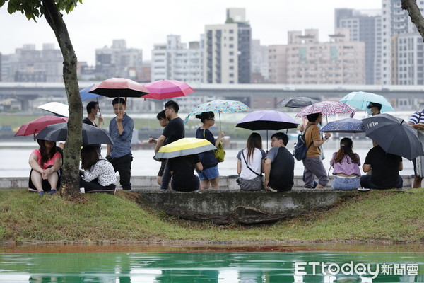 ▲▼2020大稻埕情節煙火秀因巴威颱風攪局而取消，施放現場大批來看煙火拍煙火的群眾只能悻悻然離開。（圖／記者湯興漢攝）