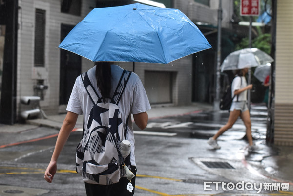 ▲▼大雨,下雨,雨天,天氣,豪大雨特報,雷陣雨,梅雨,降雨,氣象,通勤,豪雨特報,颱風外圍環流,西南氣流,鋒面,行人,撐傘,雨傘,路人,過馬路,天氣配圖。（圖／記者李毓康攝）