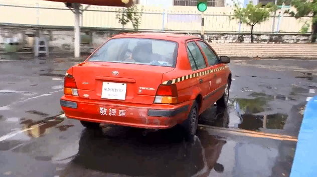 學開車二度暴衝！台中女大生嚇哭：不敢再開…男友摸頭安撫　駕訓班回應了。（圖／東森新聞）