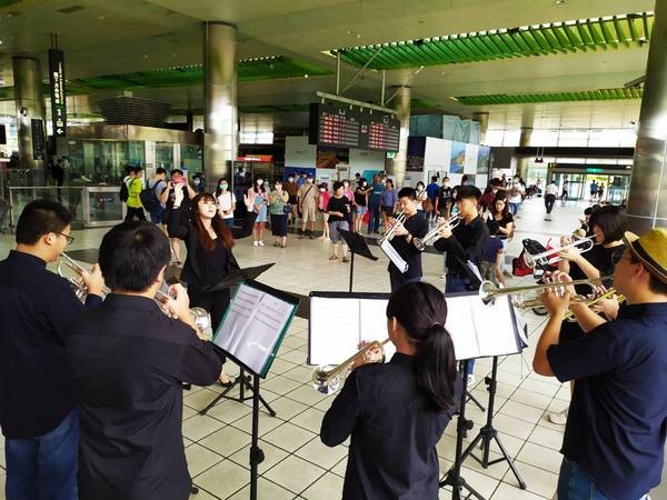 ▲高鐵桃園站樂聲悠揚「Let’s Play小號重奏團」表演。(圖／高鐵桃園站提供)