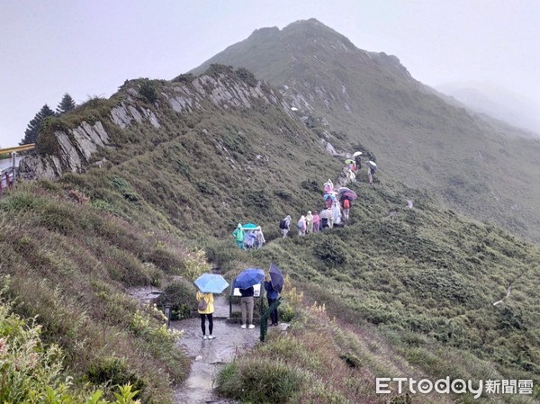 ▲太管處與林務局舉辦淨山活動，由工作人員在現場邀請遊客一起參與。（圖／太管處提供，下同）